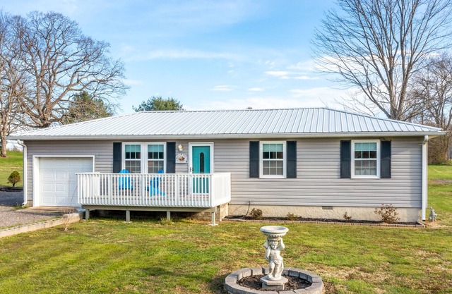 Country getaway with central AC, washer/dryer & patio