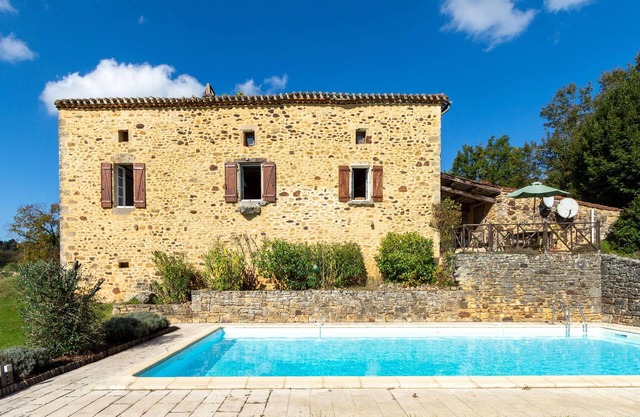 Country house with pool in prime location