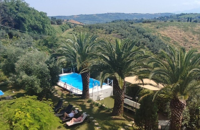 casa de campo en el verde de la vegetación mediterránea