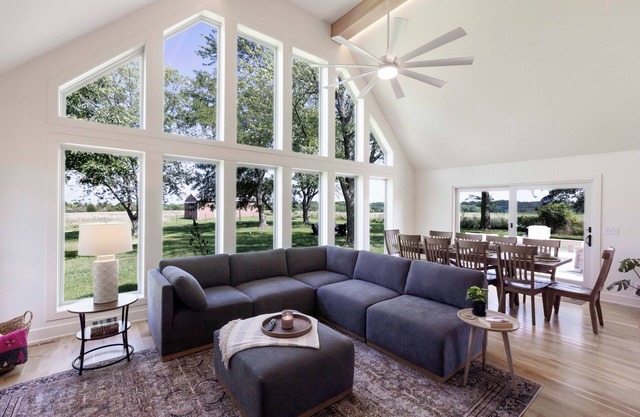 Country Hilltop Retreat on 9.5 Acres Near KC & Overland Park Sleeps 10