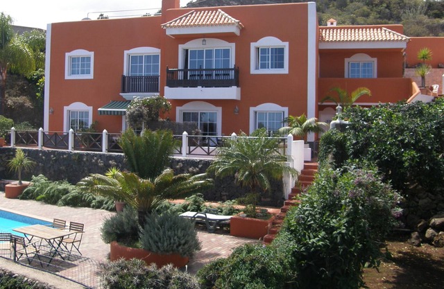 Country house with pool on a large finca