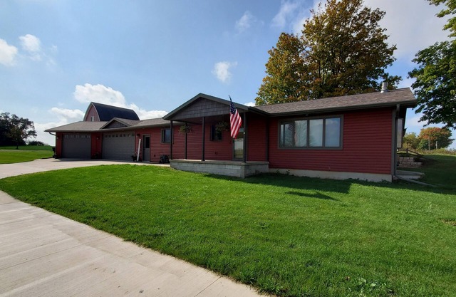 Country home 1/2 hour from EAA Oshkosh