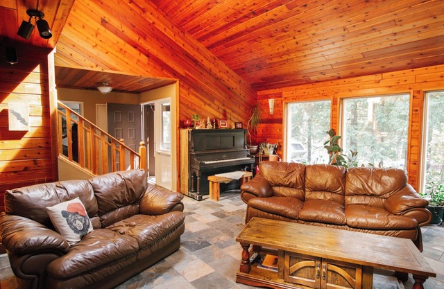 Beautiful country home at bc’s top lake. Pet options available