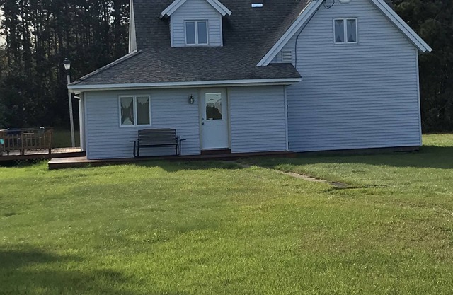 Country Home Close to Town with WiFi