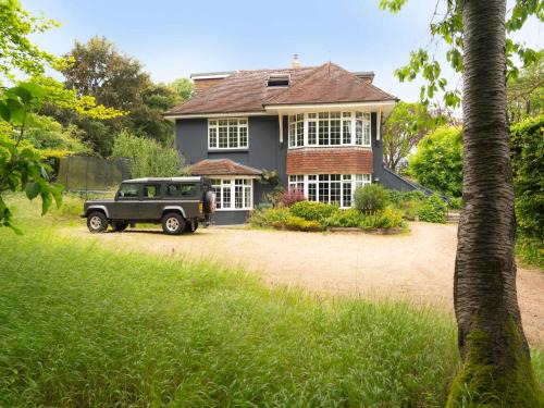 Country Home in Idyllic South Downs - Views, Free Parking for 7 cars, Play room, Steam room, Fire Pit and more