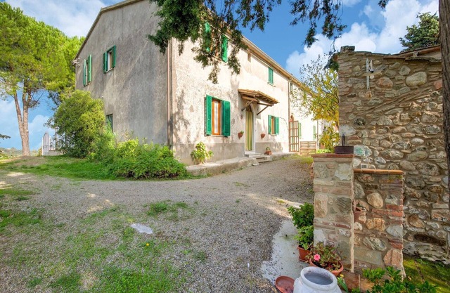Casa rural en Chianni con jardín y patio