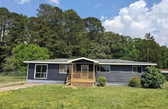 Country Home near City, 3 bedroom, sleeps up to 10