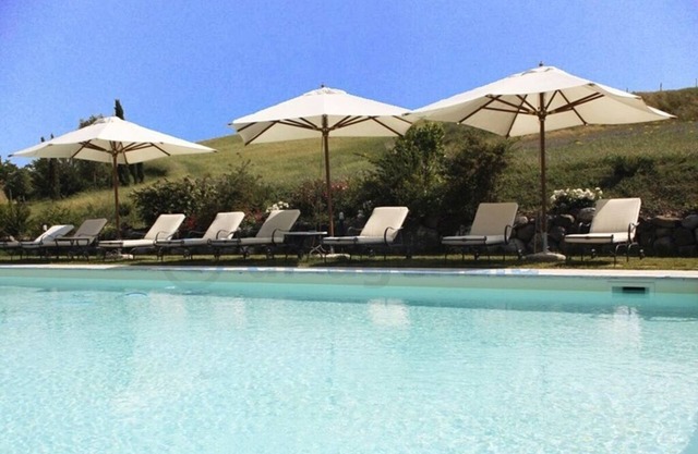 Country house with pool for up to 17 people