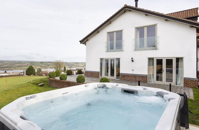 Large House with Hot Tub & Panoramic Lake Views