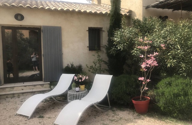 Country house at the foot of the Luberon