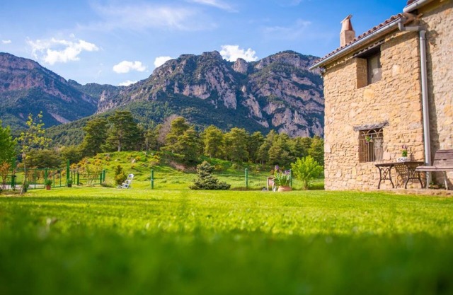 Casa rural 'Can Caubet Ll' con vistas a la montaña, piscina compartida y Wi-Fi