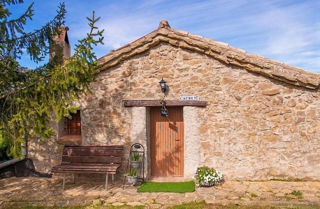 Casa rural 'Can Caubet Lll' con vistas a la montaña, piscina compartida y Wi-Fi