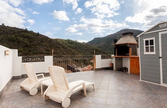 Casa rural 'Can Pitu' con vistas a la montaña, terraza privada y aire acondicionado