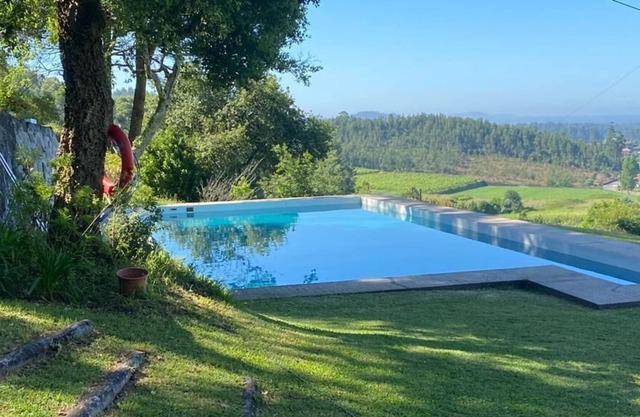 Casa de campo 'Casa da Mata da Ribeira' con vistas al mar, gran piscina y Wi-Fi