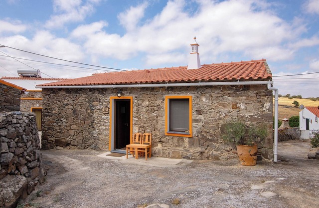 Country House 'Casa Das Colmeias' with Mountain View, Wi-Fi and Air Conditioning