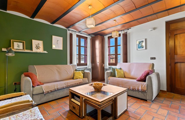 Casa rural 'Casa De Arriba' con vistas a la montaña, jardín privado y Wi-Fi