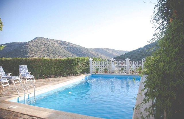 Casa de campo Cortijo Colomo con vistas a la montaña, piscina, jardín y Wi-Fi