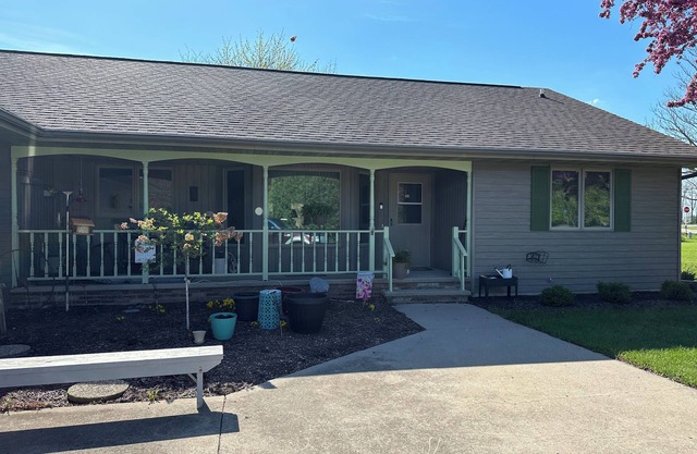 Country House in Neenah. 10 miles to EAA. Large driveway for parking.