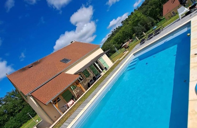 Country house in the Lot, with swimming pool. Ideal for families!