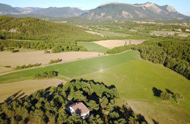 Country house in the heart of nature, peace and quiet guaranteed. Ideal for 3 couples.