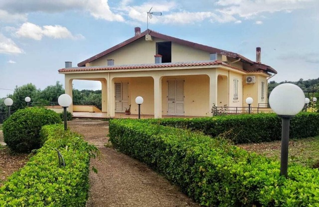 COUNTRY HOUSE"
