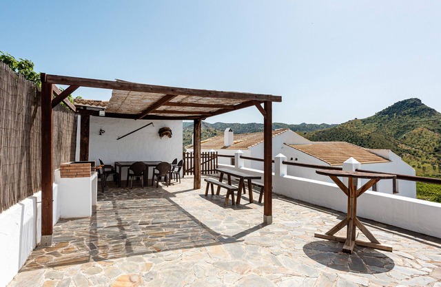 Casa rural 'La Cochera' con vistas al lago, piscina compartida y Wi-Fi