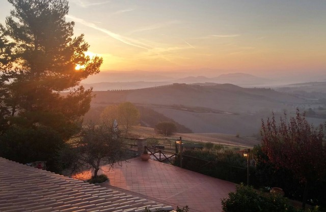Casa rural en el campo con piscina privada y vista panorámica.
