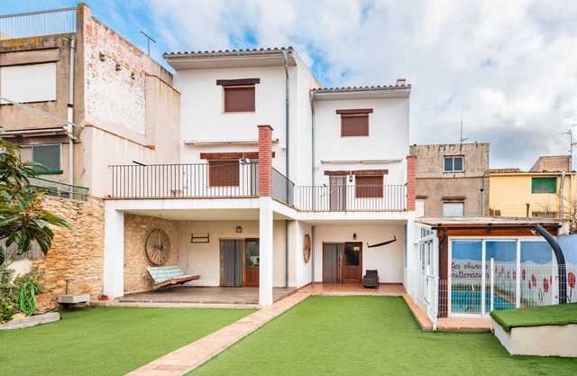 Country House 'Les Oliveres Mil·lenaries I' with Shared Pool, Wi-Fi and Air Conditioning