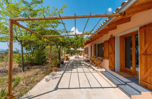 Casa rural 'Lluna' con vistas a la montaña, piscina compartida y Wi-Fi