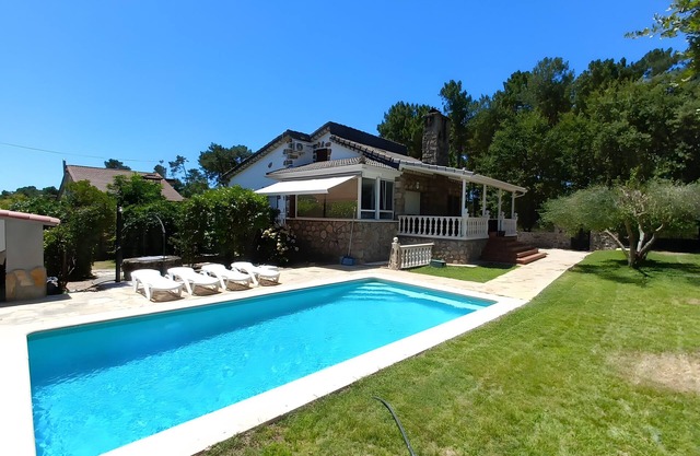 Casa Rural 'Los Pinos' con Vista a la Montaña, Piscina Privada y Wi-Fi