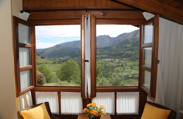 Casa rural 'Para Casa De Abajo' con vistas a la montaña, terraza privada y Wi-Fi