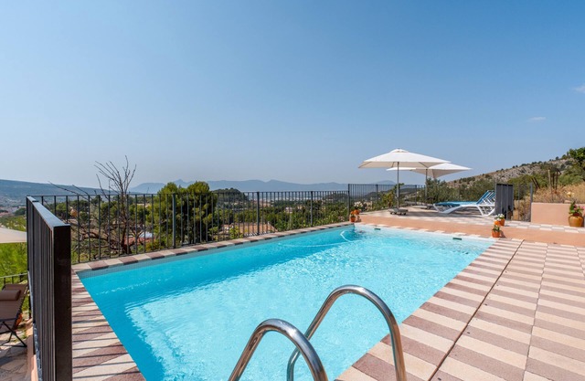 Casa rural 'Sol' con vistas a la montaña, piscina compartida y Wi-Fi
