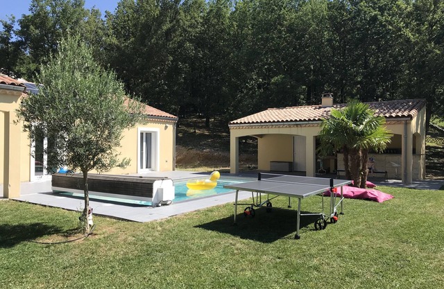 casa de campo, la piscina y las cigarras