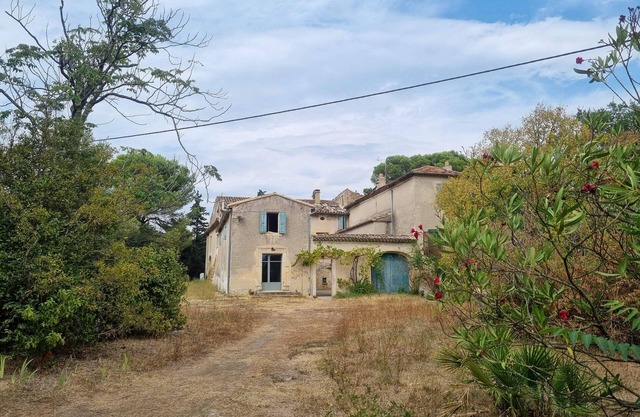 Country house with large swimming pool in the woods, near Grignan