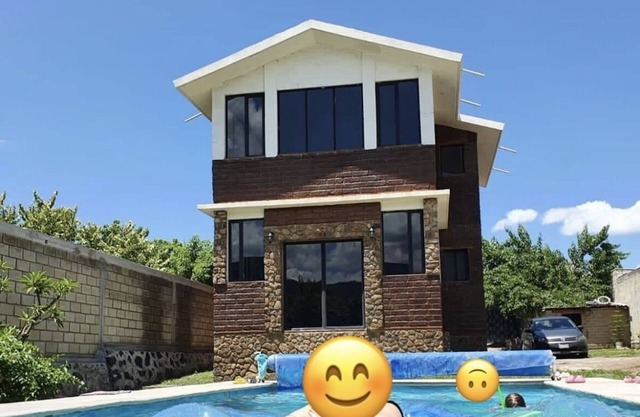 Casa de campo con alberca rodeada de bellas montañas