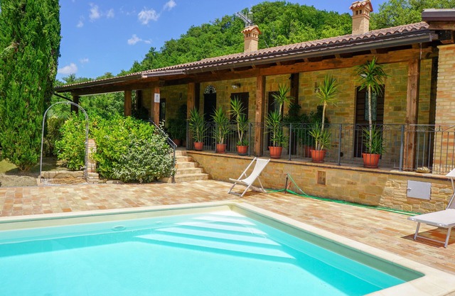 Casa de campo con piscina e impresionantes vistas al lago y la montaña.