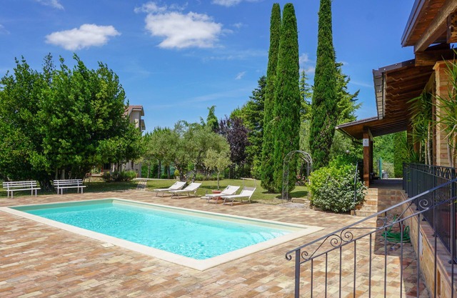 Casa de campo con piscina e impresionantes vistas del lago y las montañas.