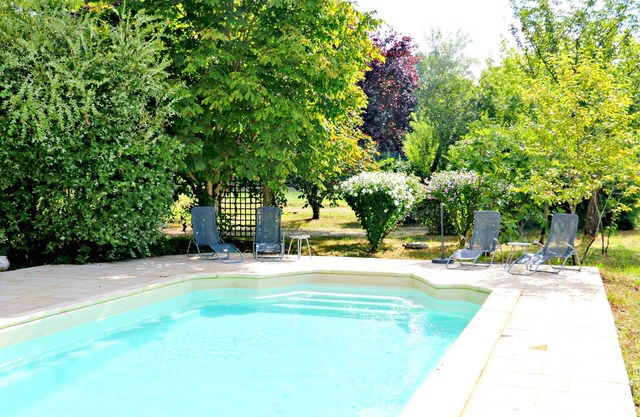 Casa de campo con piscina privada en una amplia parcela verde con mucha privacidad