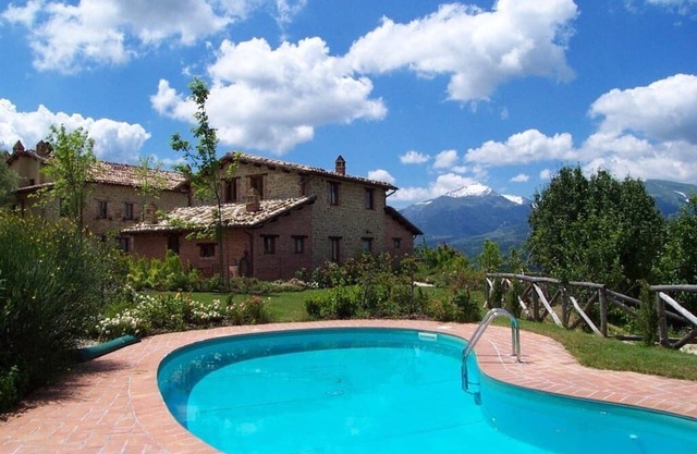Casa rural con vistas a las Montañas Sibillini y piscina.