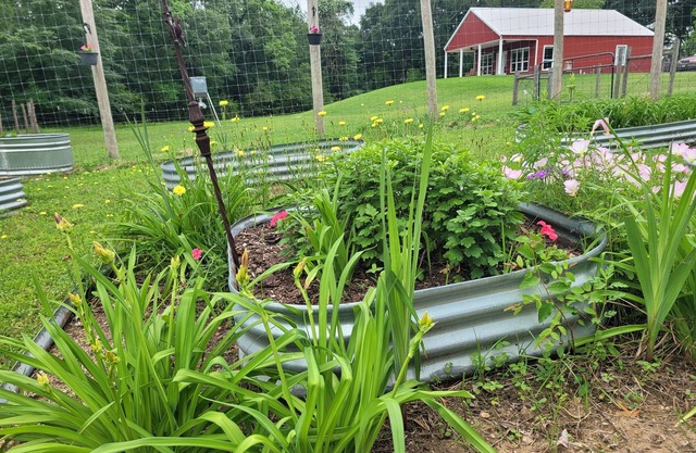 Country living in new 2bdrm/2bth farmhouse in lovely Chappell Hill with WiFi, AC