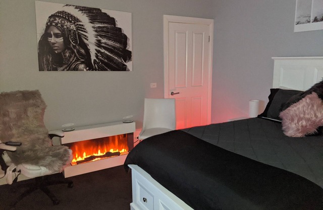 Country Luxury. Delux Queen Bed, Full Bathroom. Private Unit. Massage chair.
