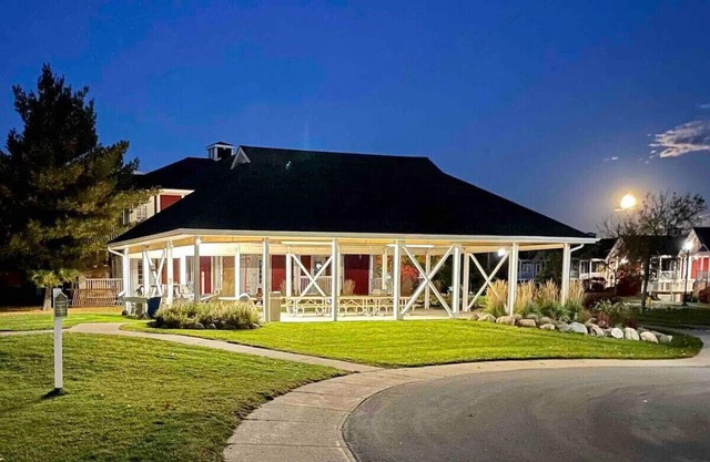 Country Retreat in Horseshoe Valley with 2 bdrs