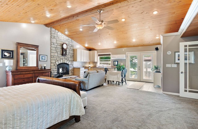 Country stay with hot tub & fireplace near Spooky Nook & Miami Univ.