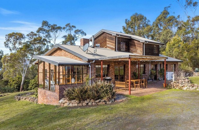 Country style Stunner Bushland Peace and Privacy