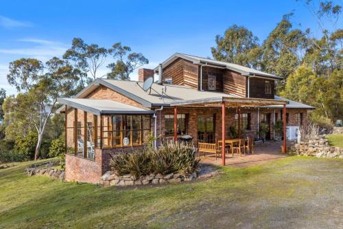 Country-style Stunner - Bushland Peace & Privacy