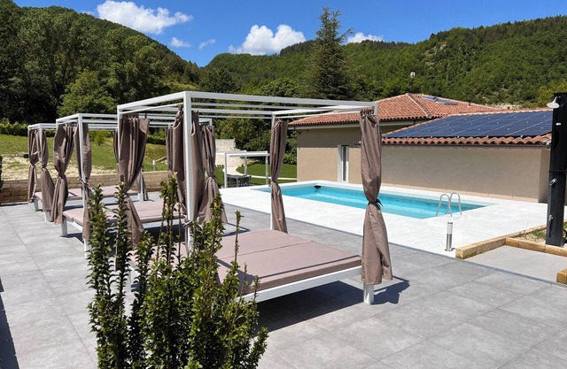 Country villa with pool, pets allowed
