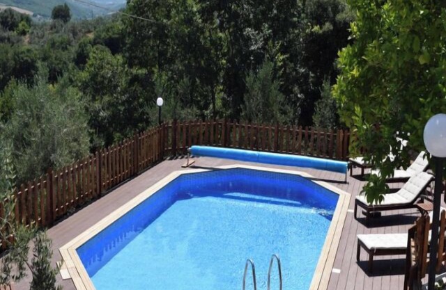 Villa rural con piscina privada, olivar, vistas y cerca de restaurantes.