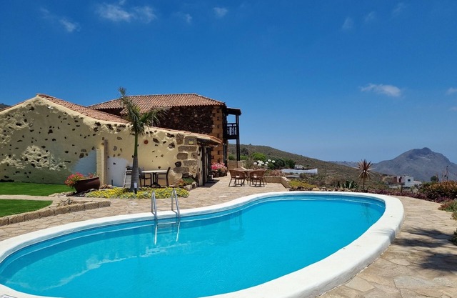Country Villa con piscina privada y vistas al mar