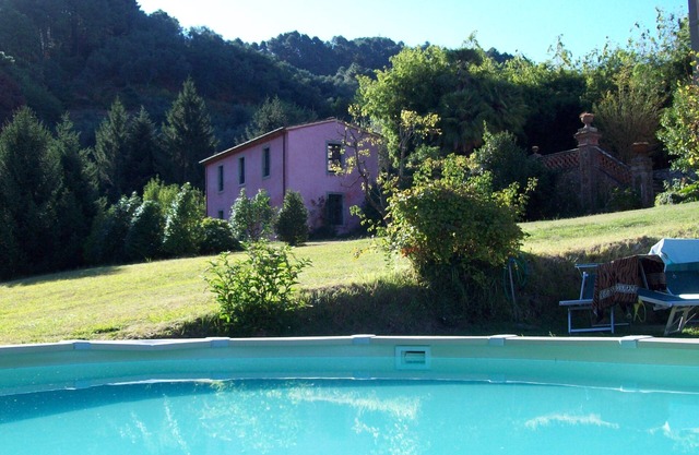 Country villa with private garden and swimming pool. It has 6 beds