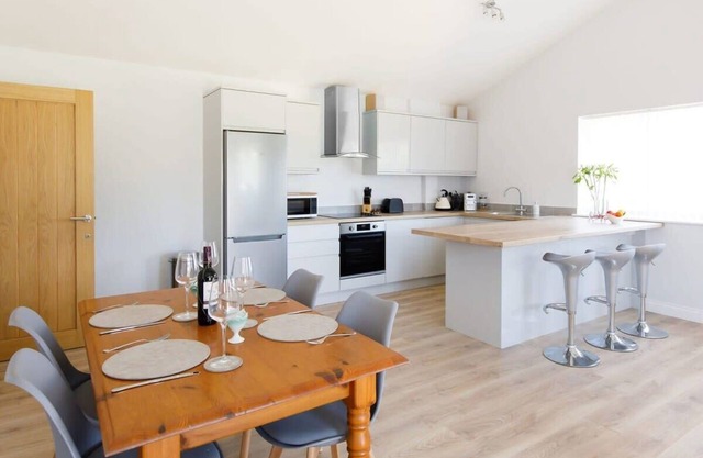 Countryside Bungalow for 4 Close to Beaches